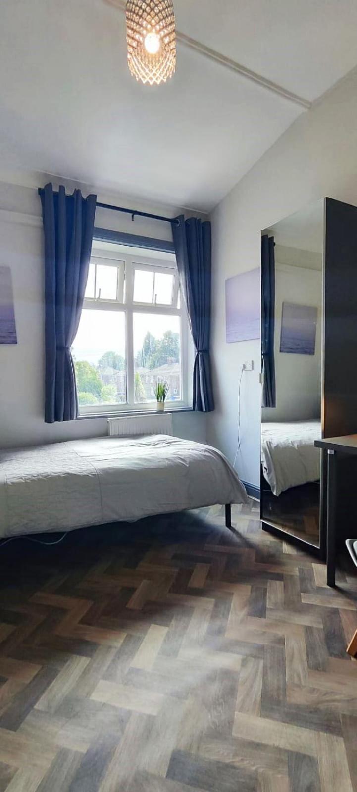 Gorton Mount Hotel Манчестър Стая снимка