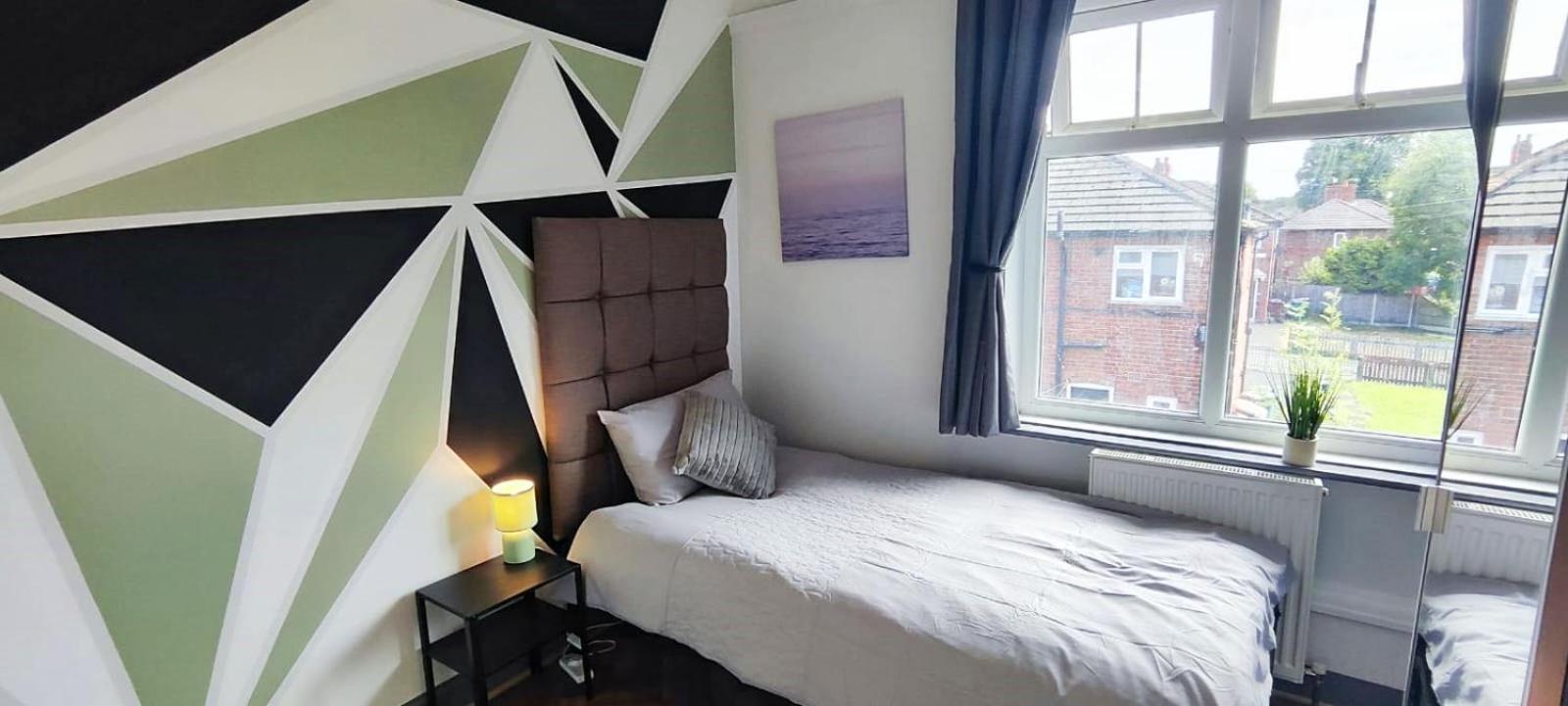 Gorton Mount Hotel Манчестър Стая снимка